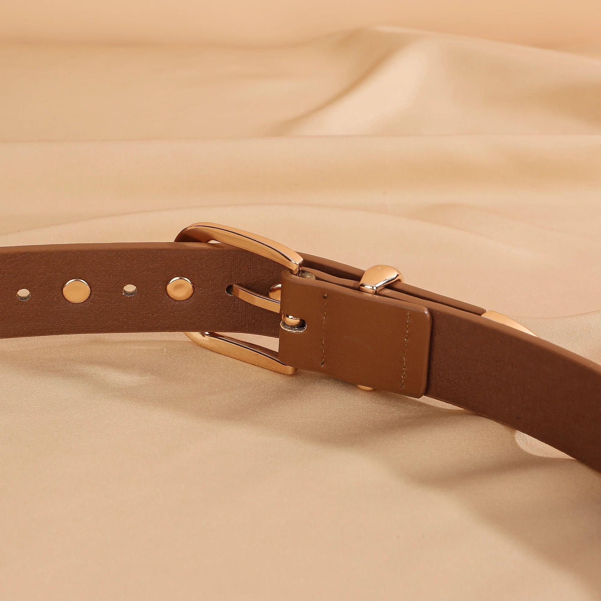 Women Studded Leather Belt Fashion Punk Style Ladies Belts for Jeans Dress Adjustable Waist Belt Rivet Decor