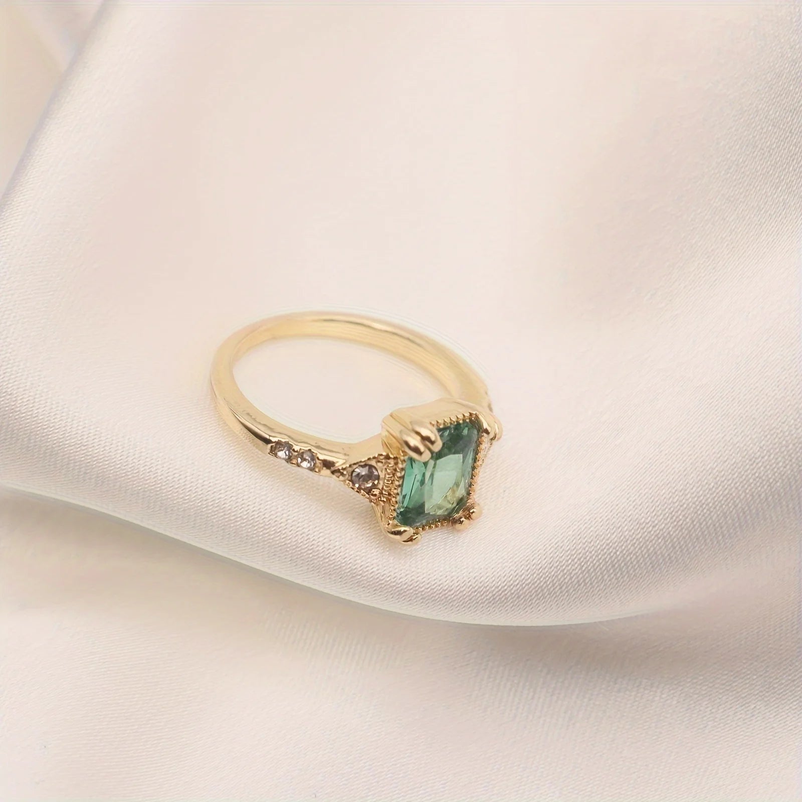 Fashion inlaid green stone ring personalized retro engagement ring female gold-plated